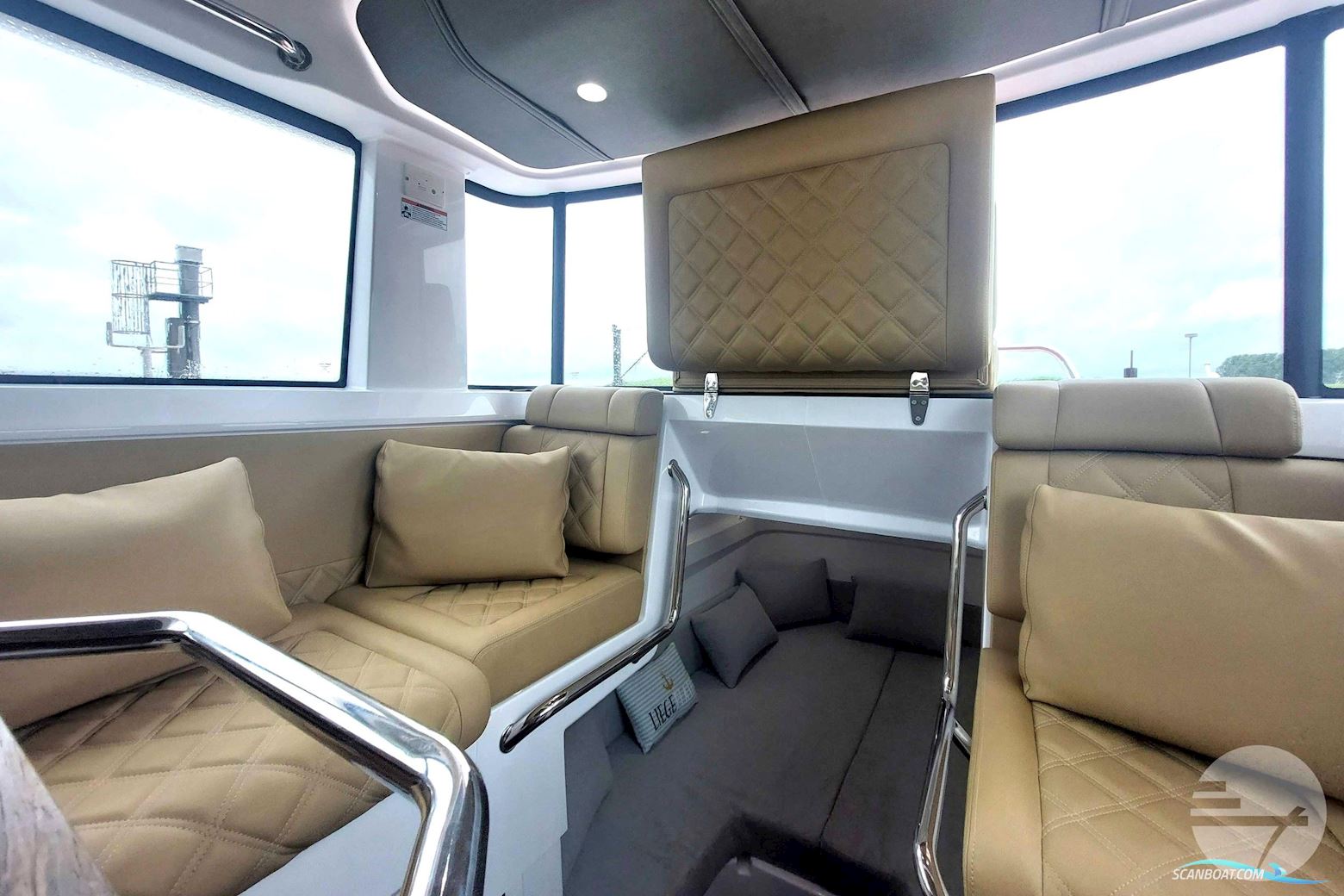 Axopar 37 Cross Cabin