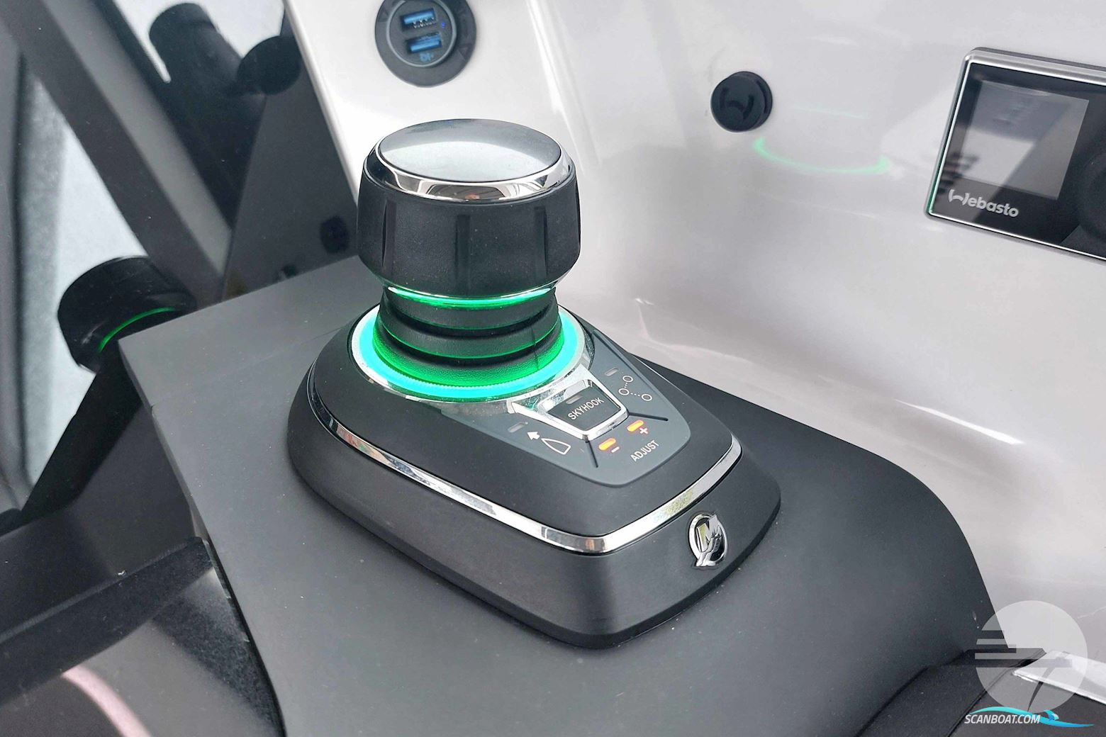 Axopar 37 Cross Cabin