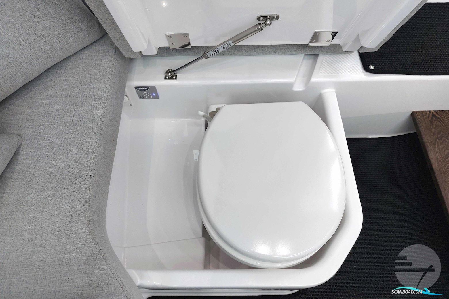 Axopar 37 Cross Cabin