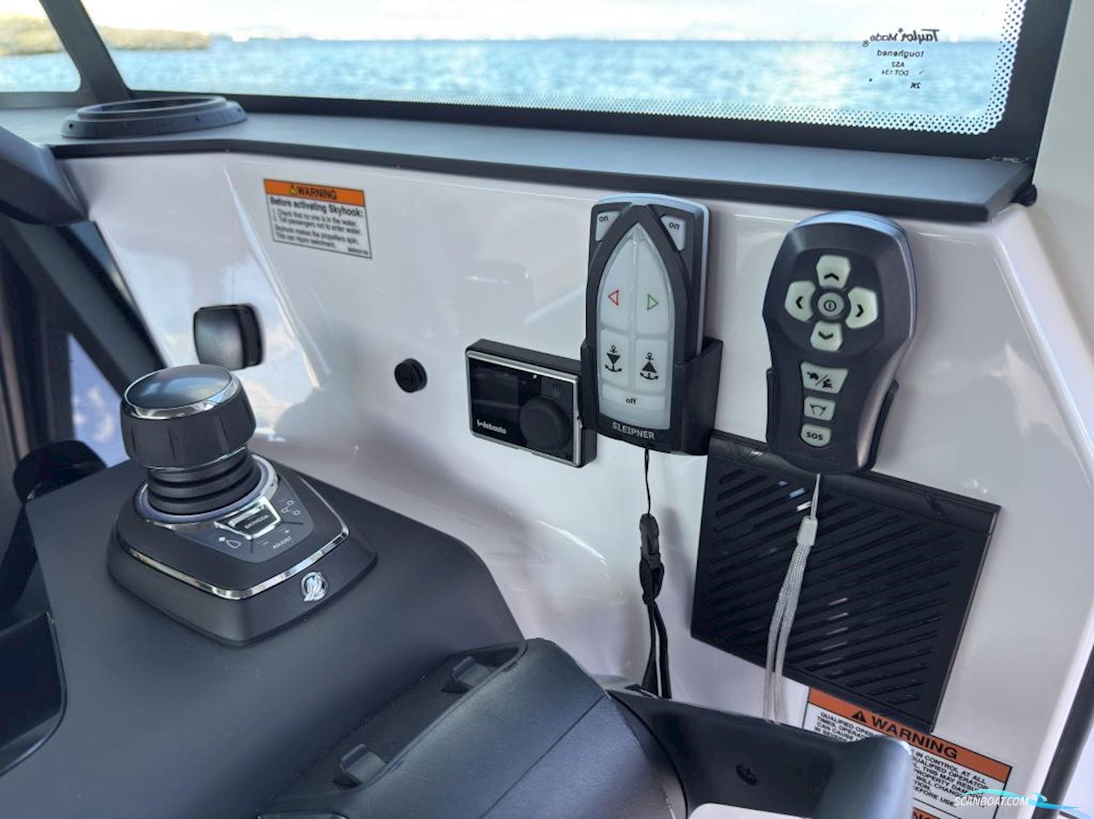 Axopar 37 Cross Cabin