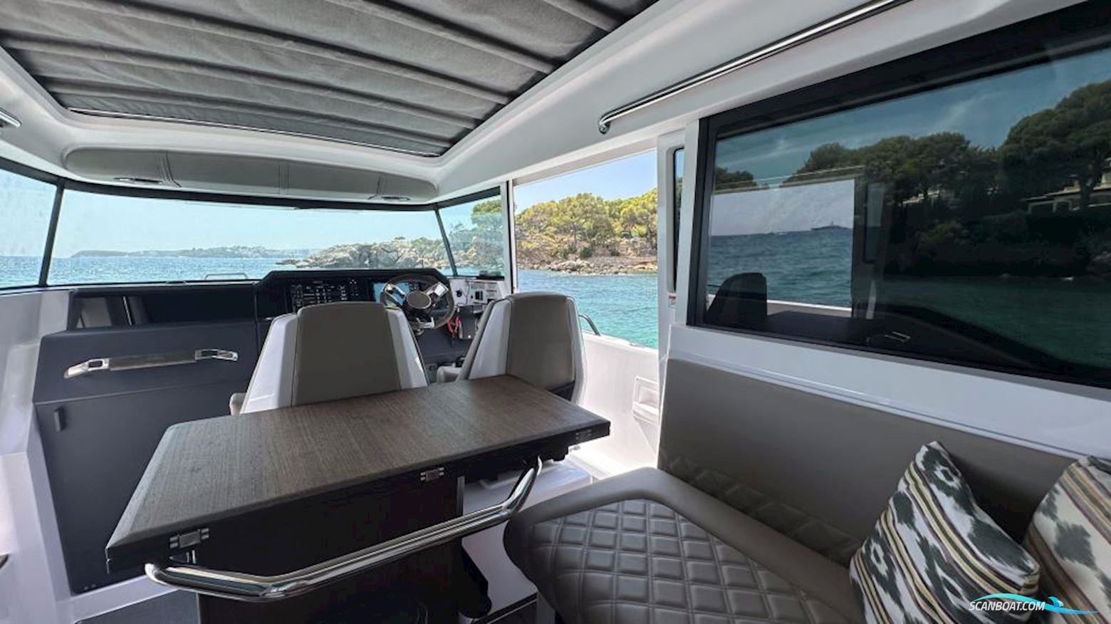 Axopar 37 Cross Cabin
