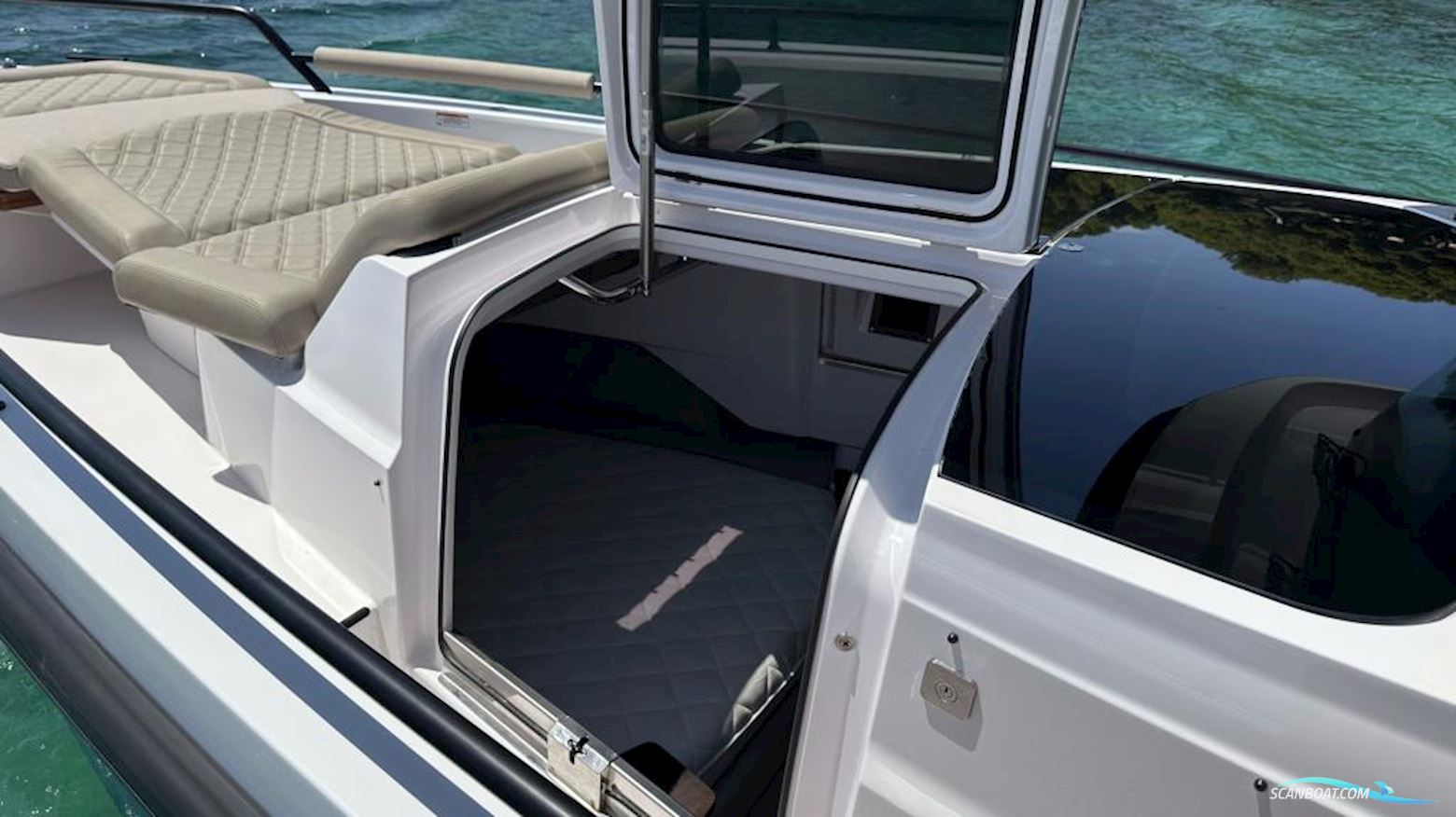 Axopar 37 Cross Cabin