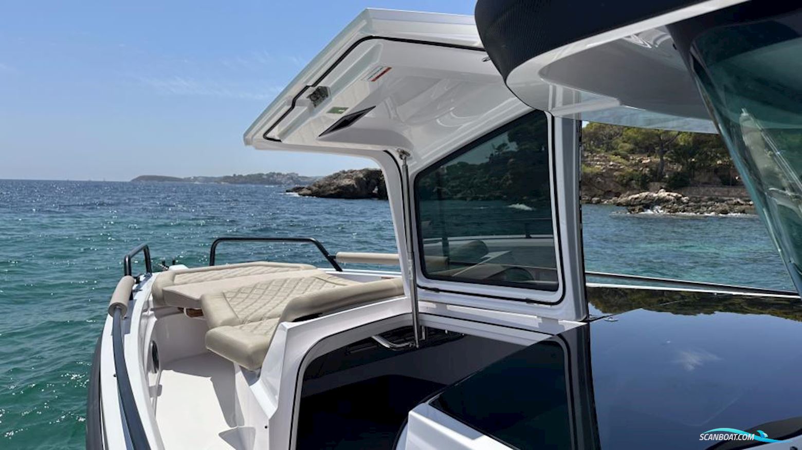 Axopar 37 Cross Cabin