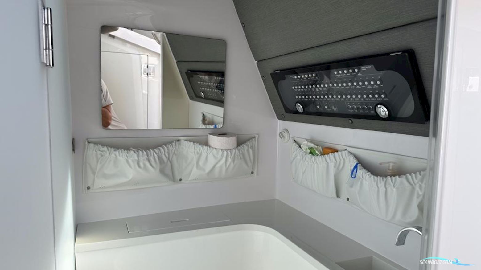 Axopar 37 Cross Cabin