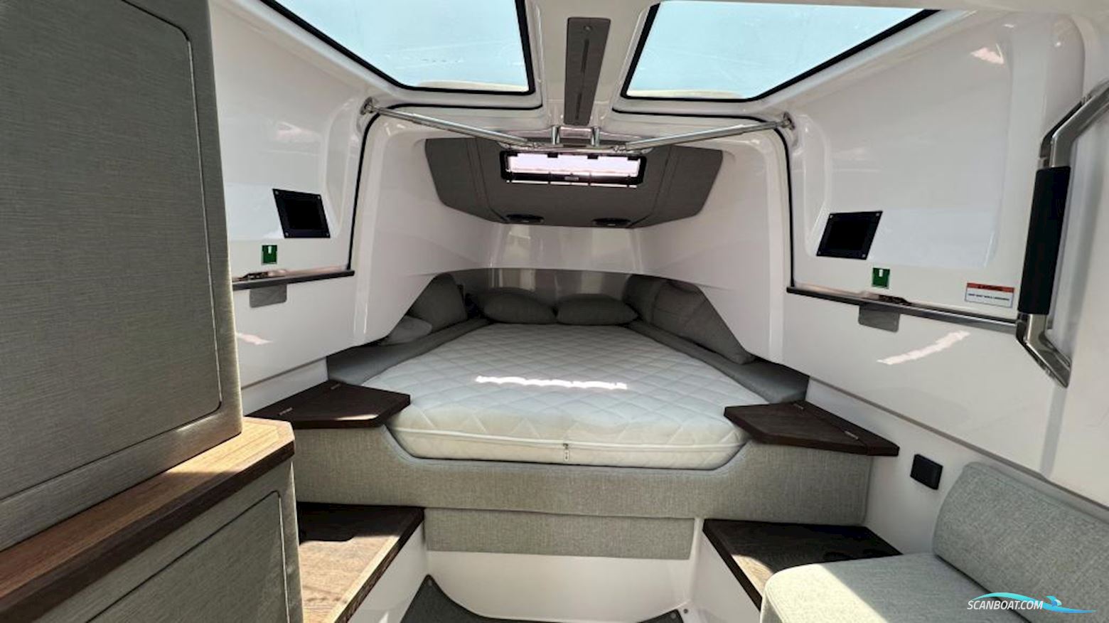 Axopar 37 Cross Cabin