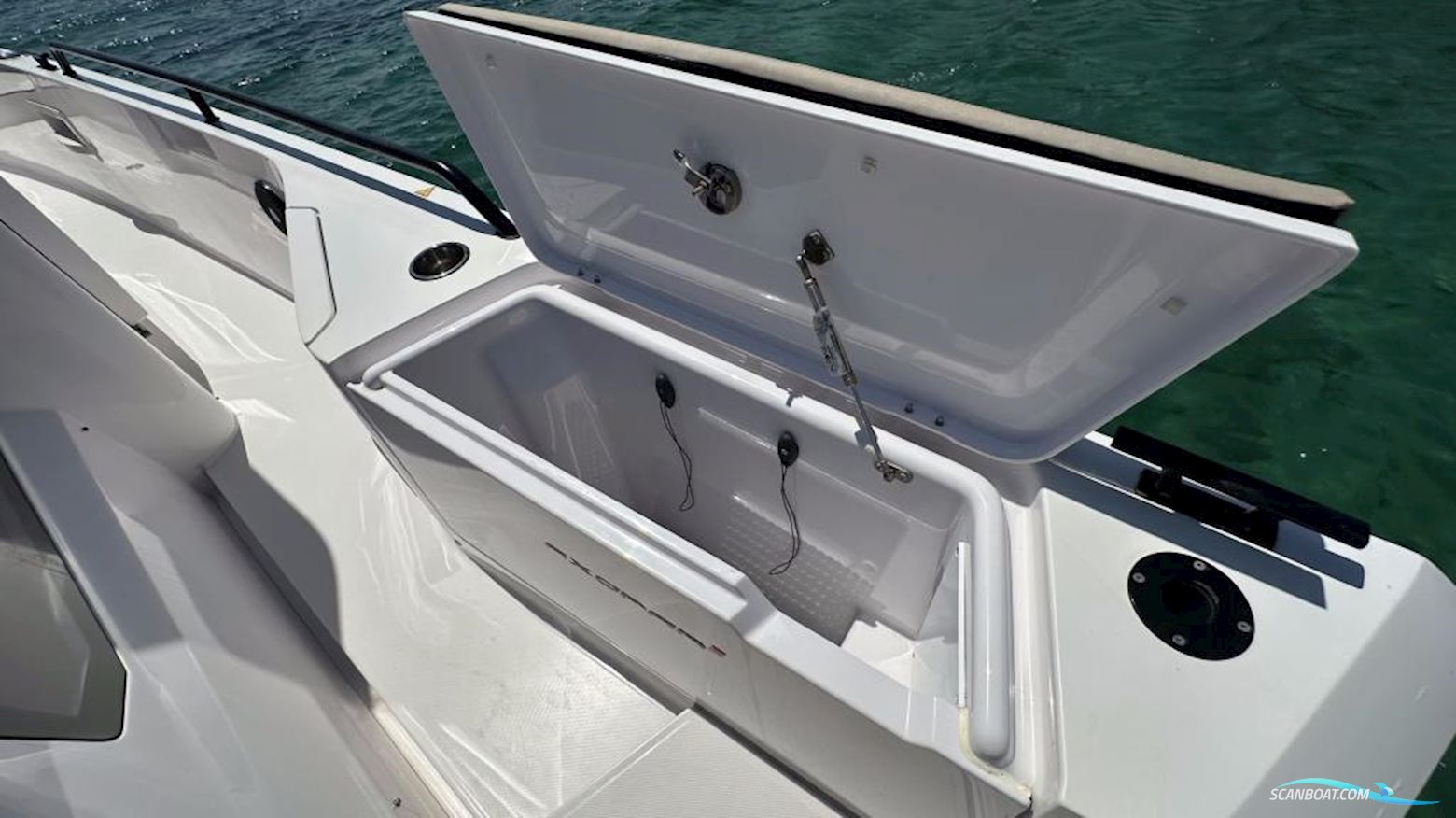 Axopar 37 Cross Cabin