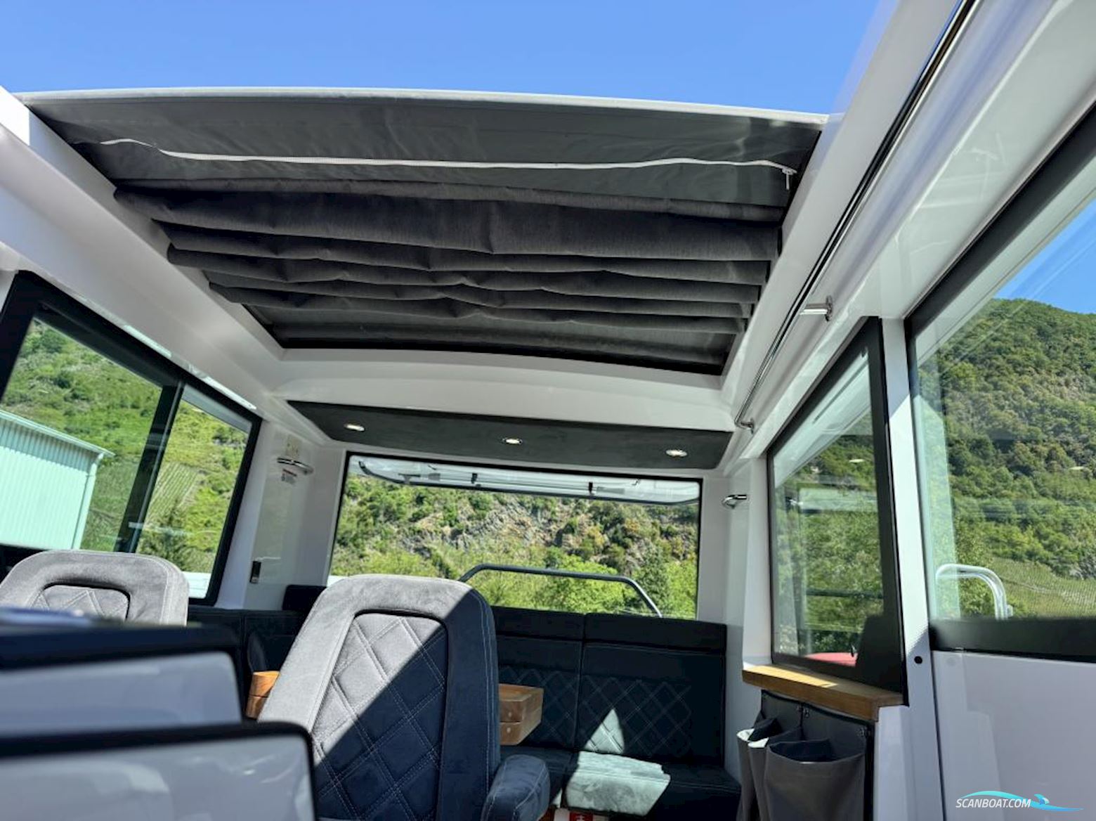 AXOPAR 37 Cross Cabin
