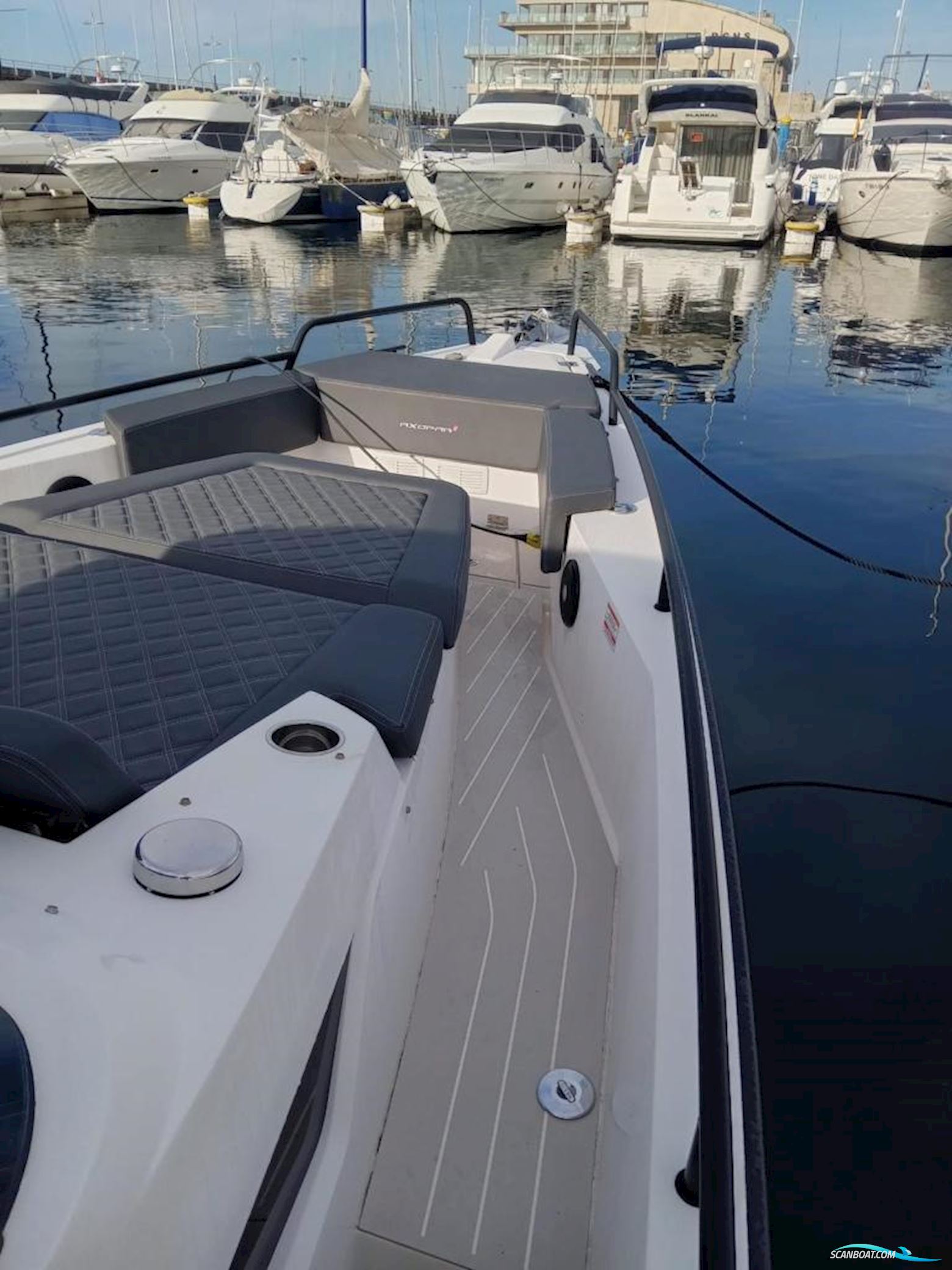 Axopar 37 Sports Cabin