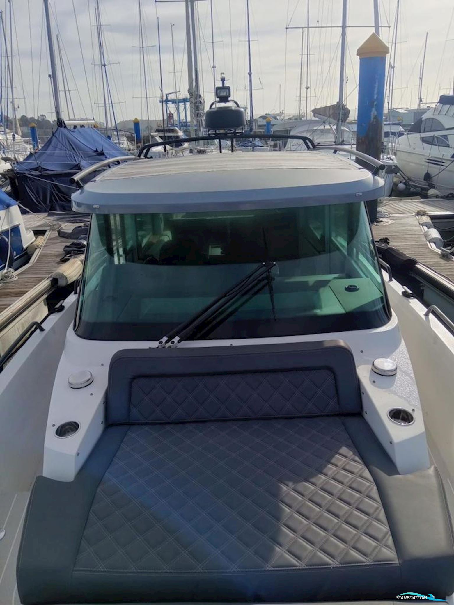 Axopar 37 Sports Cabin