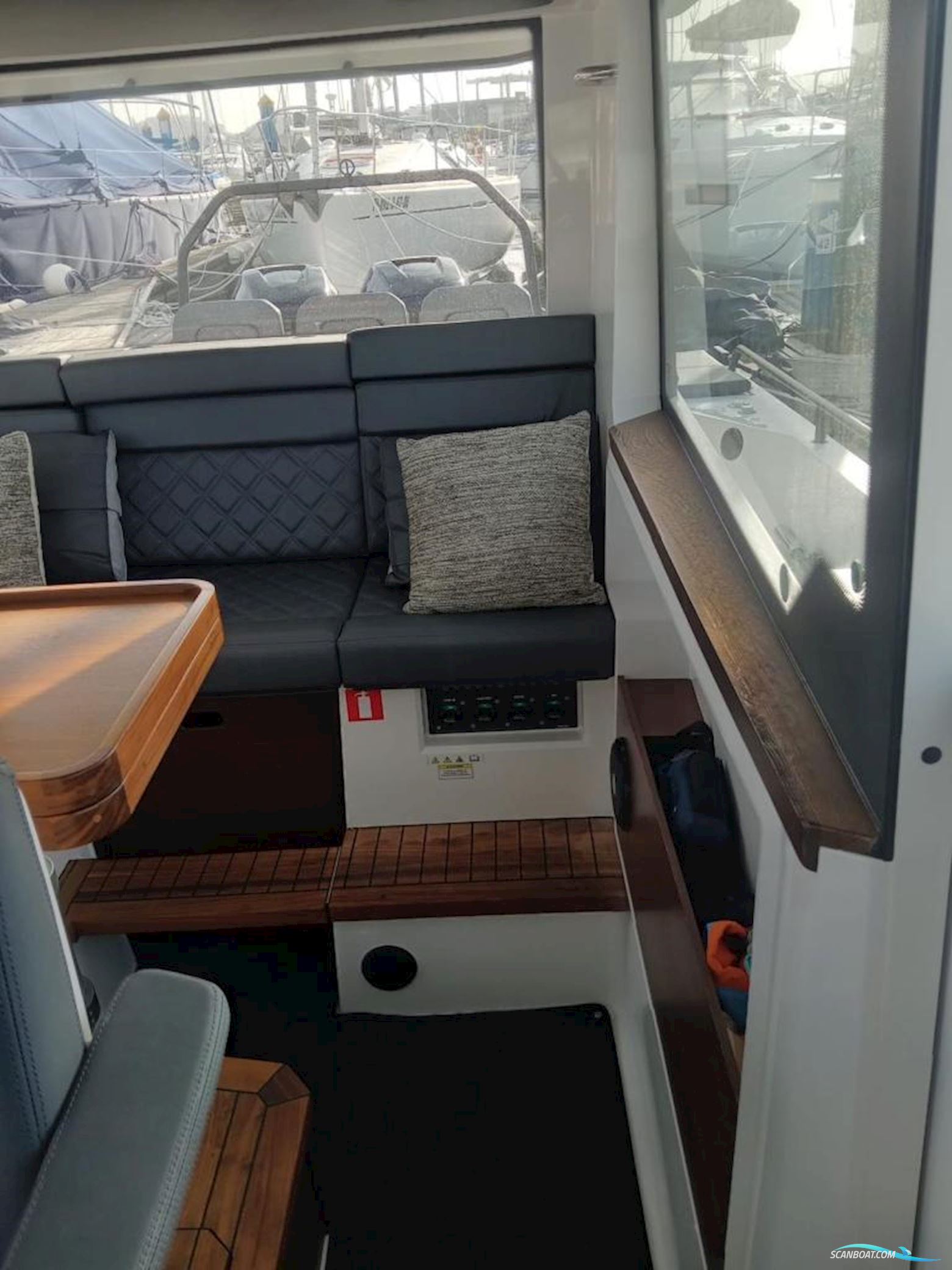 Axopar 37 Sports Cabin