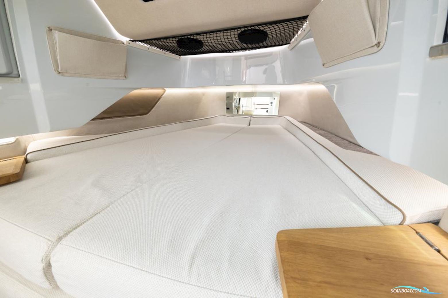 Axopar 37 Sun Top - Iconic Edition