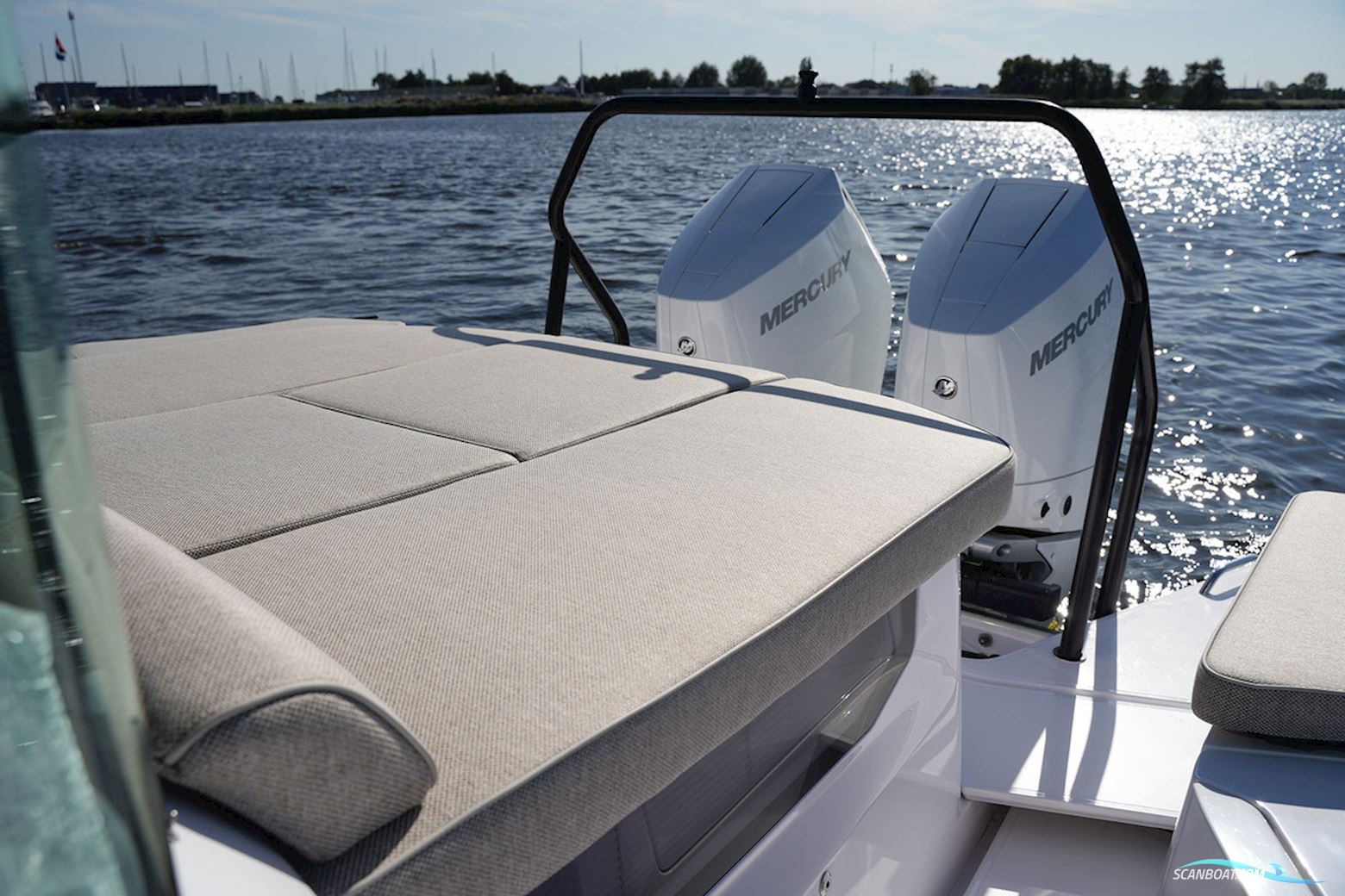 Axopar 37 XC Cross Cabin Mediterrana Edition