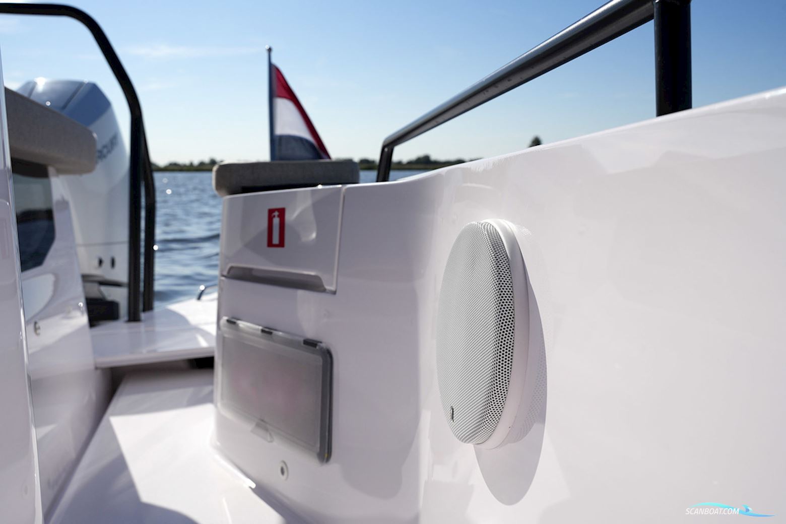 Axopar 37 XC Cross Cabin Mediterrana Edition