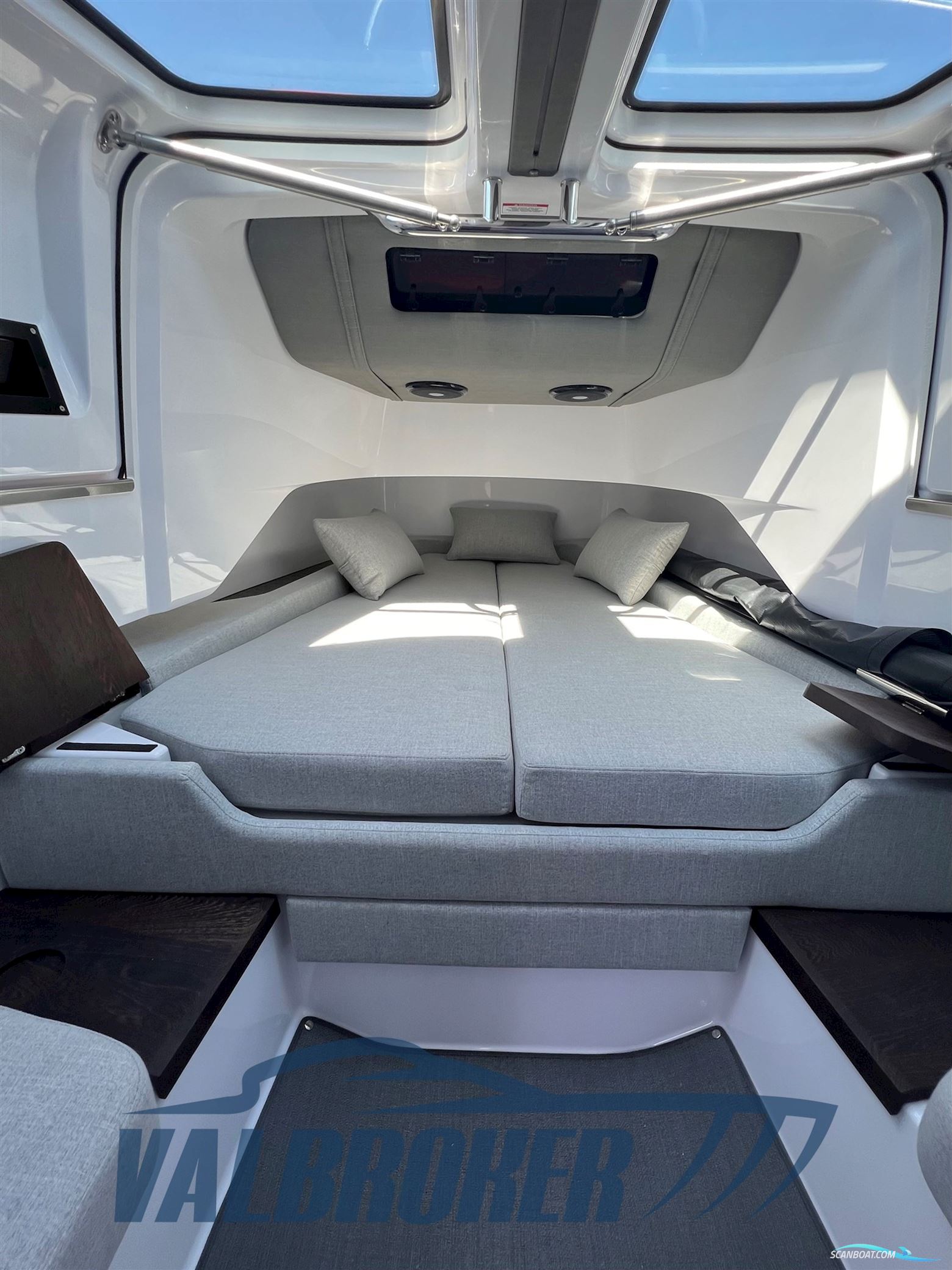 Axopar 37 XC Cross Cabin