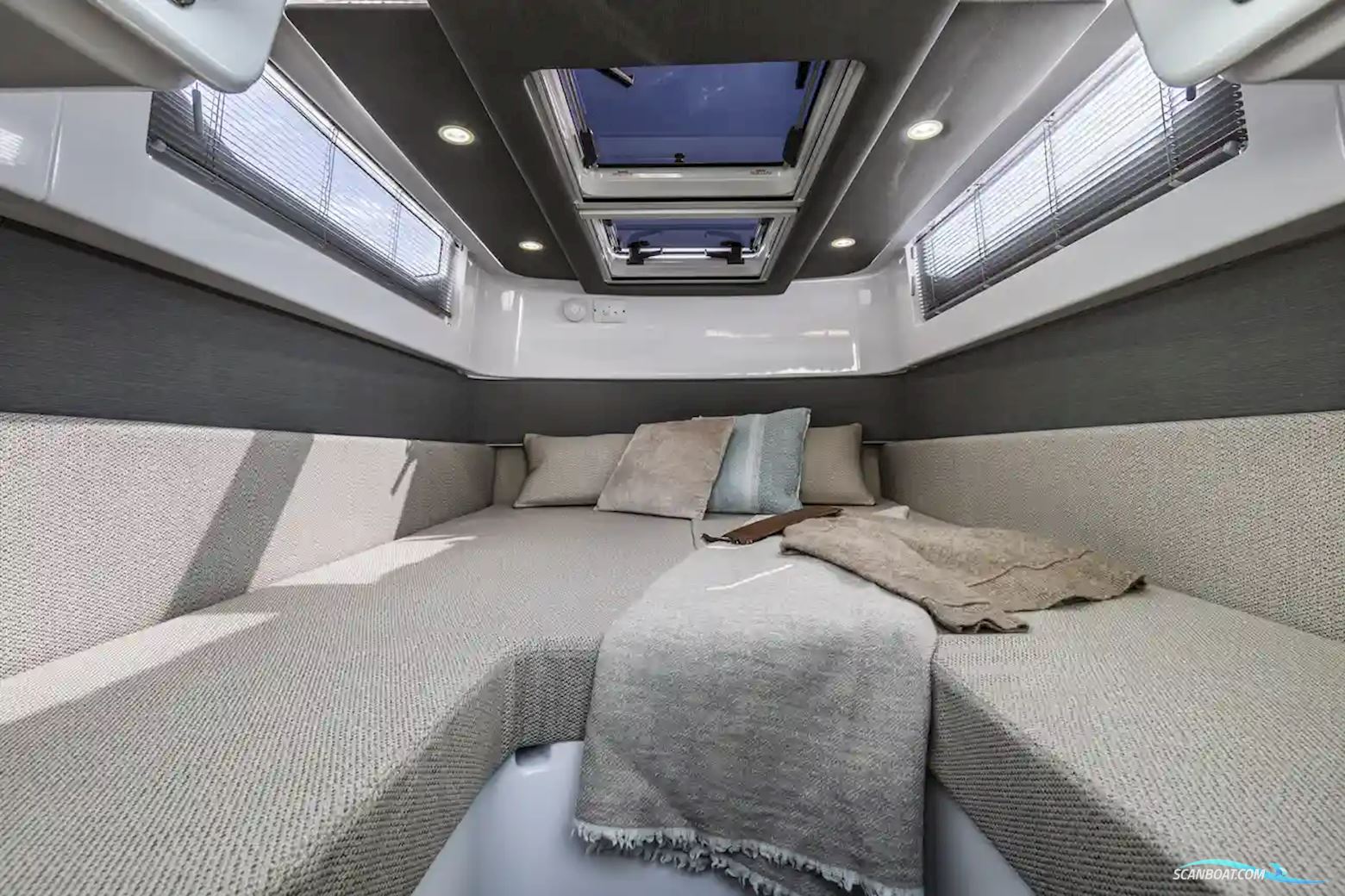 AXOPAR 37 XC Cross Cabin