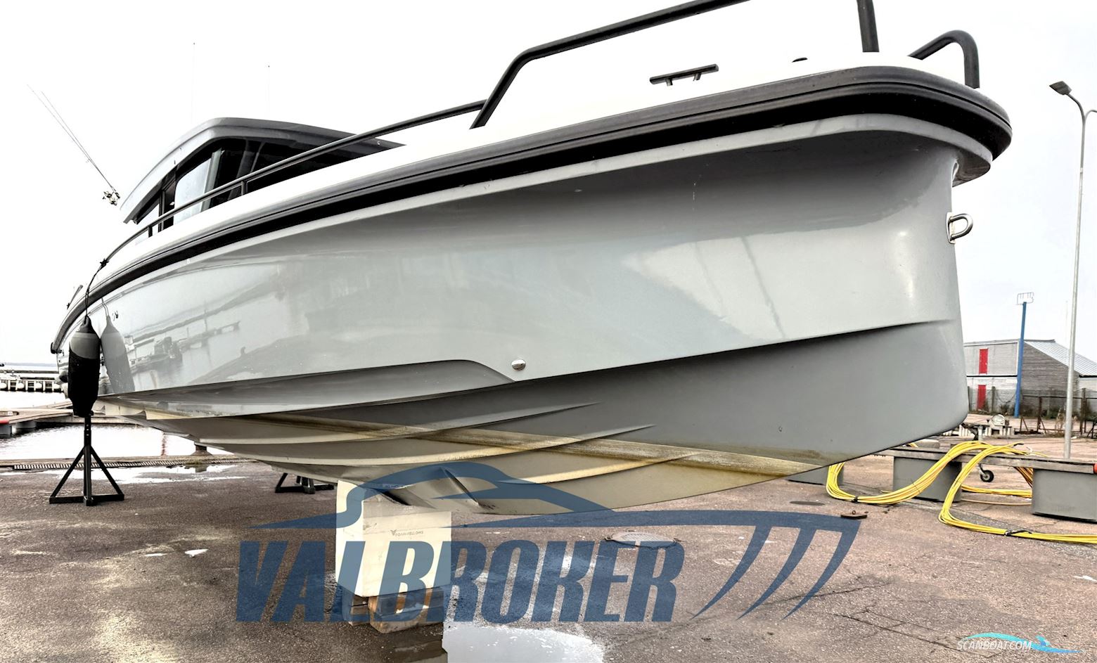 AXOPAR 37 XC Cross Cabin