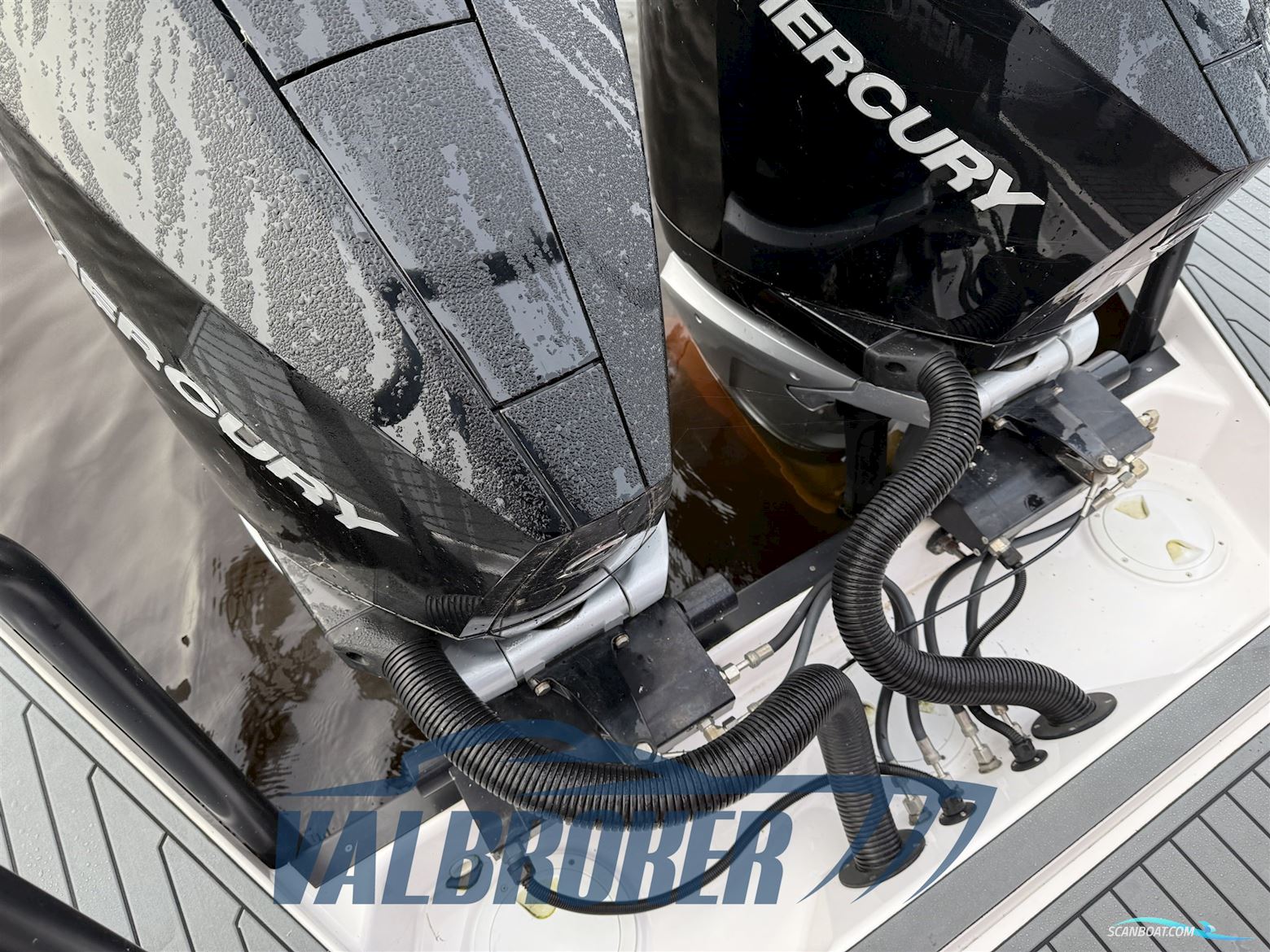 AXOPAR 37 XC Cross Cabin