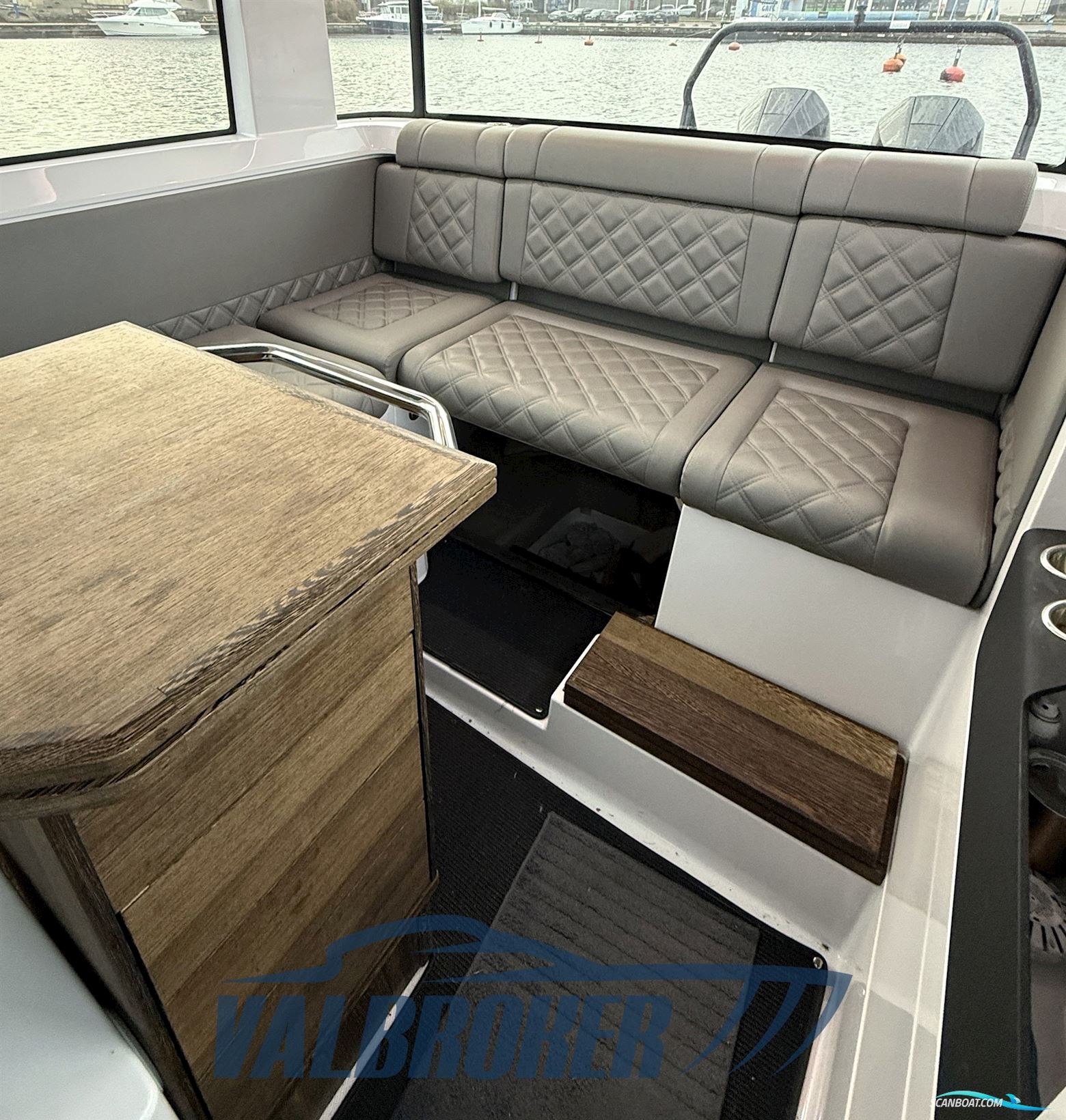 AXOPAR 37 XC Cross Cabin