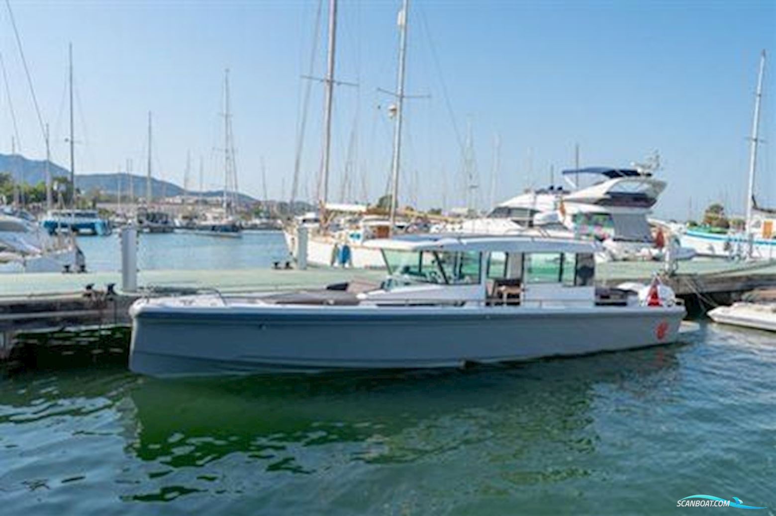 AXOPAR 37 XC Cross Cabin