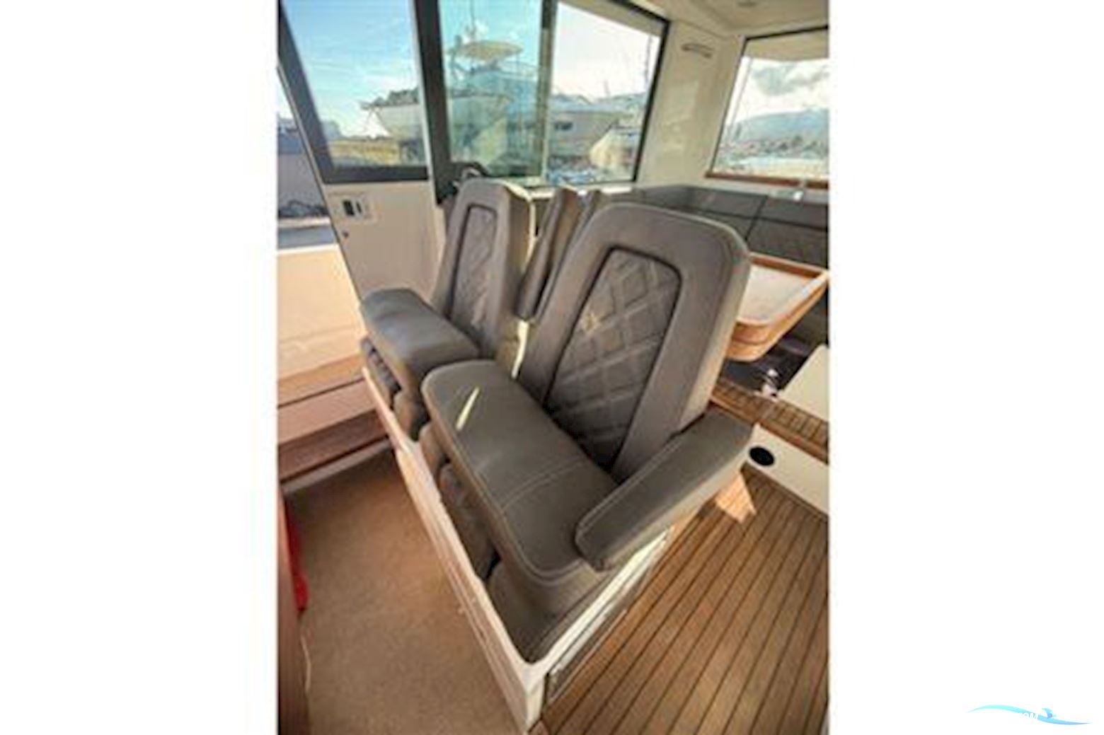 AXOPAR 37 XC Cross Cabin