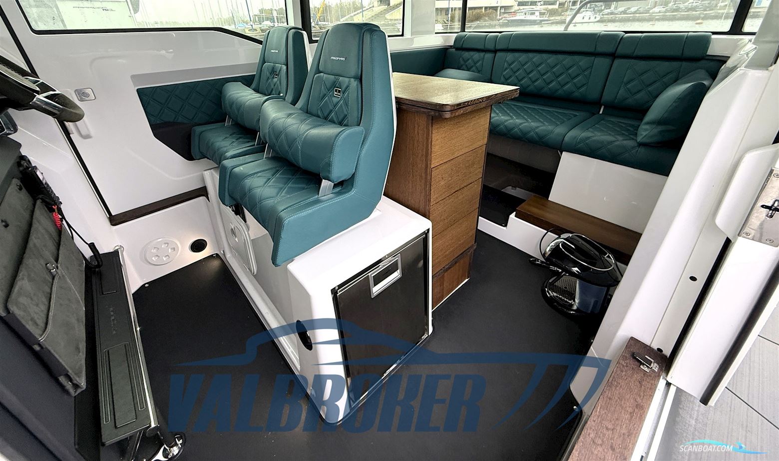 Axopar 37 XC Cross Cabin