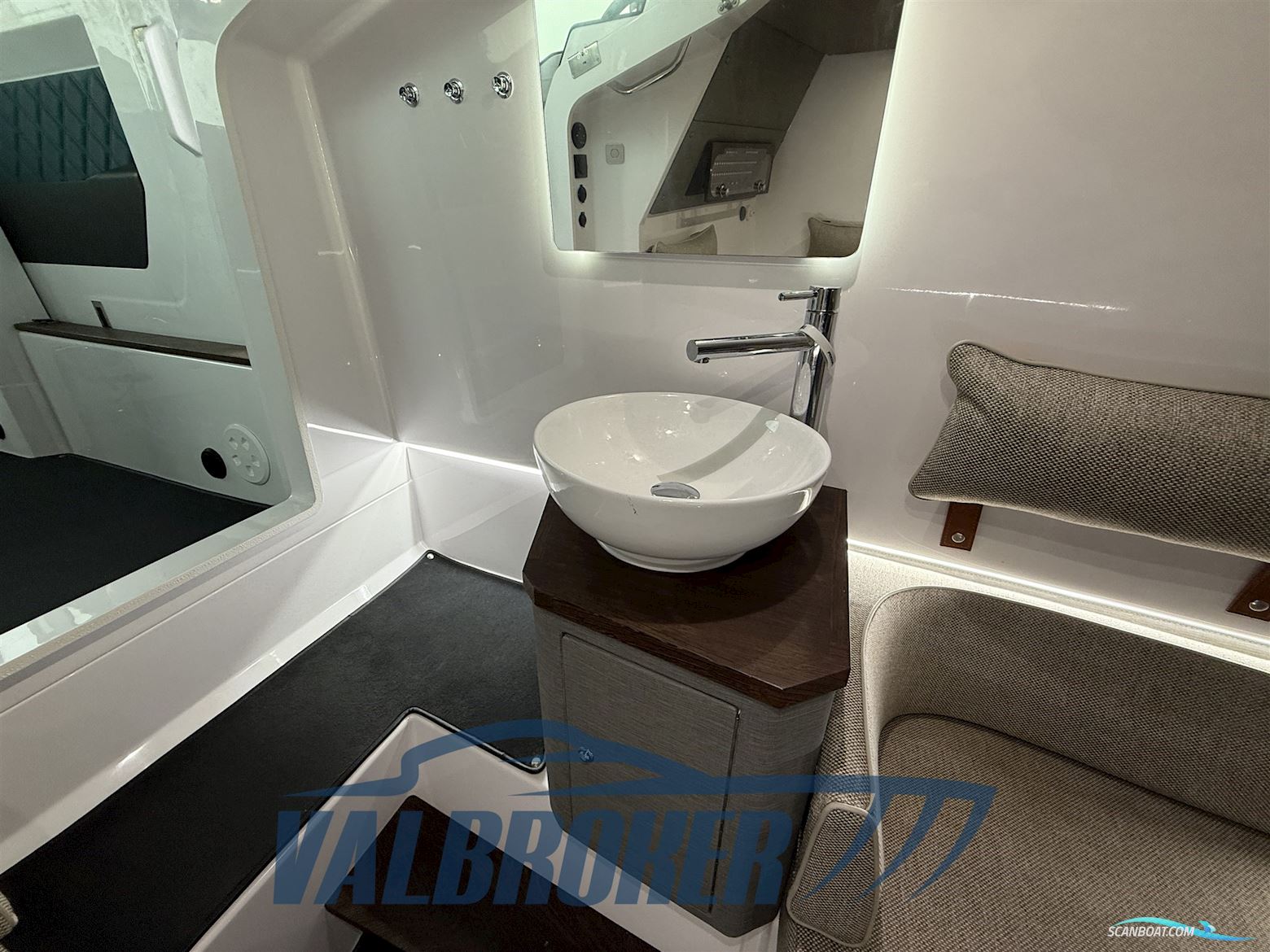 Axopar 37 XC Cross Cabin