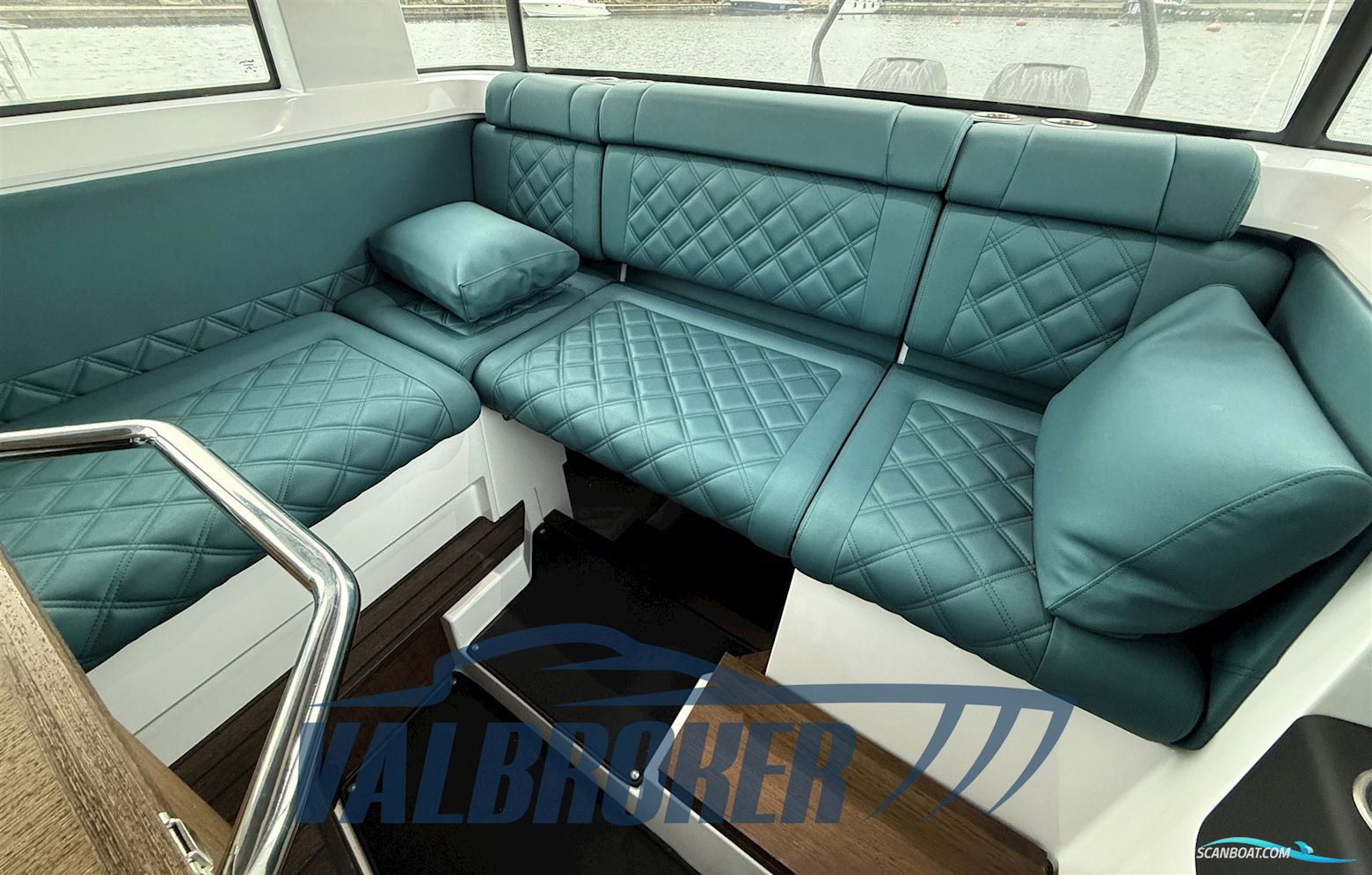 Axopar 37 XC Cross Cabin
