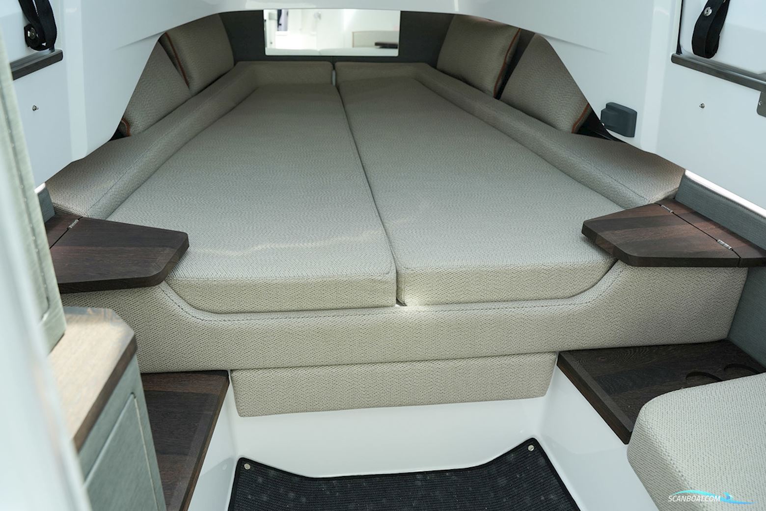 AXOPAR 37 XC Cross Cabin