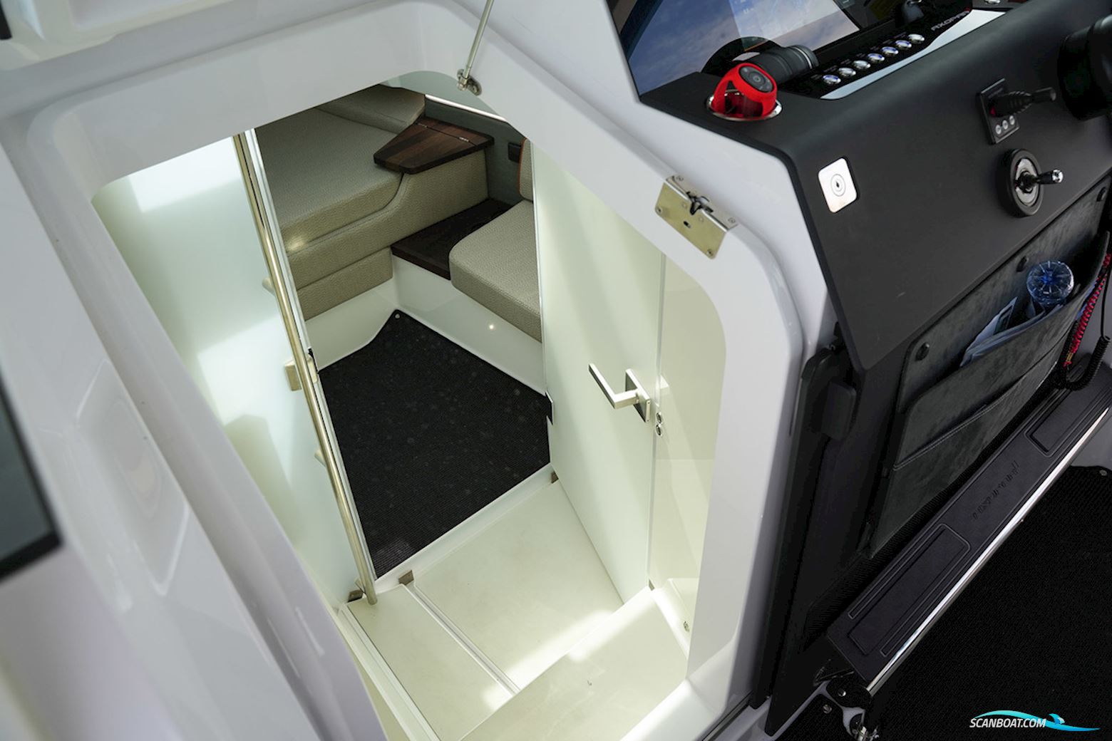 AXOPAR 37 XC Cross Cabin