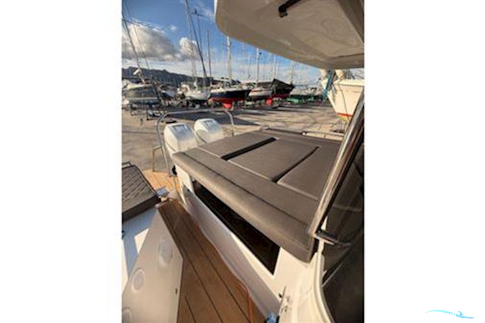 Axopar 37 XC Cross Cabin