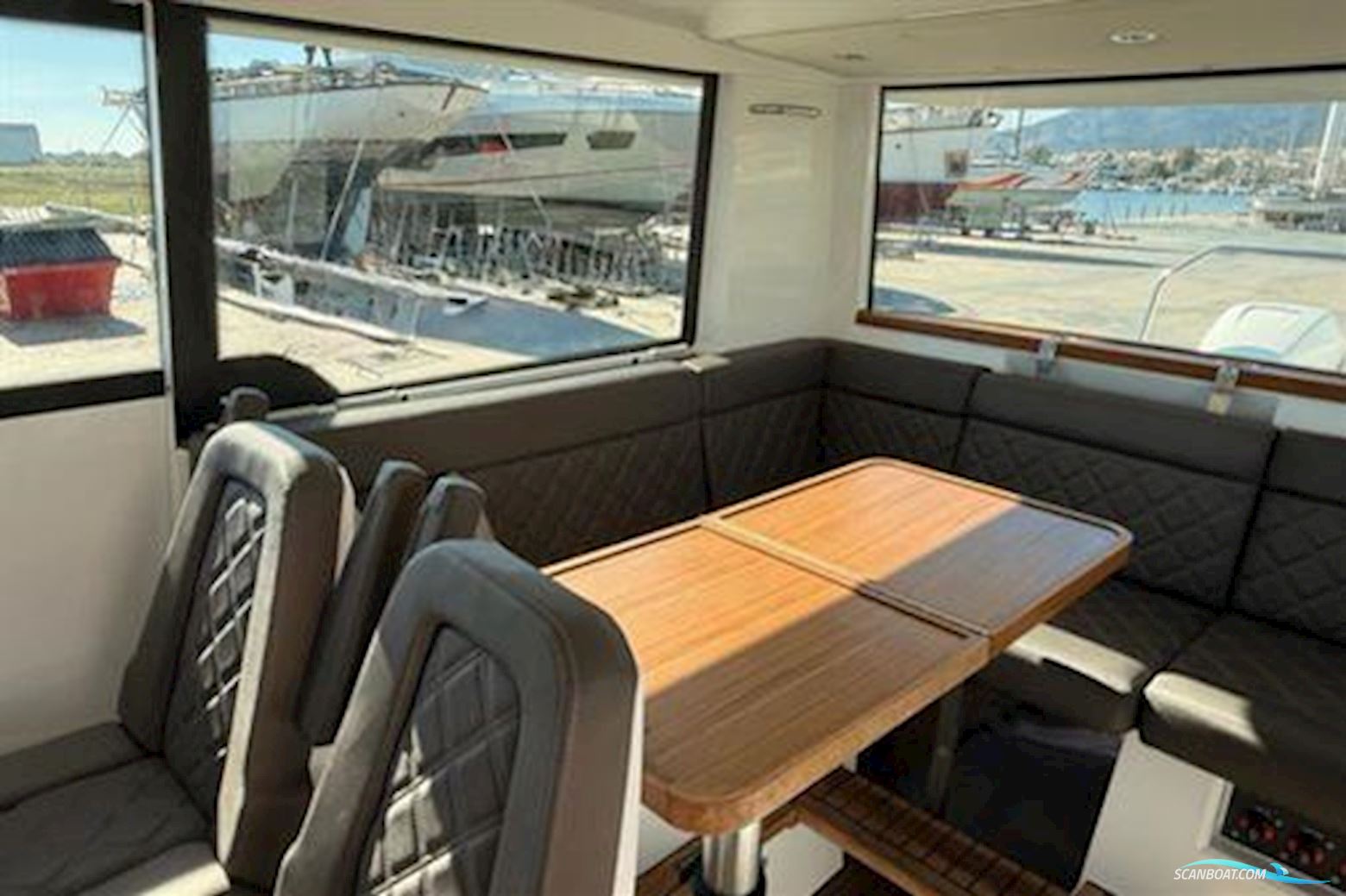 Axopar 37 XC Cross Cabin