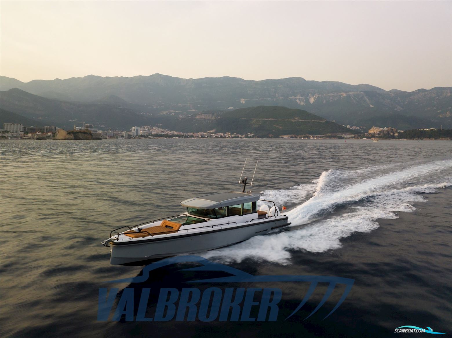 AXOPAR 37 XC Cross Cabin Motorbåd 2022, med Mercury V8 4 tempi motor, Montenegro