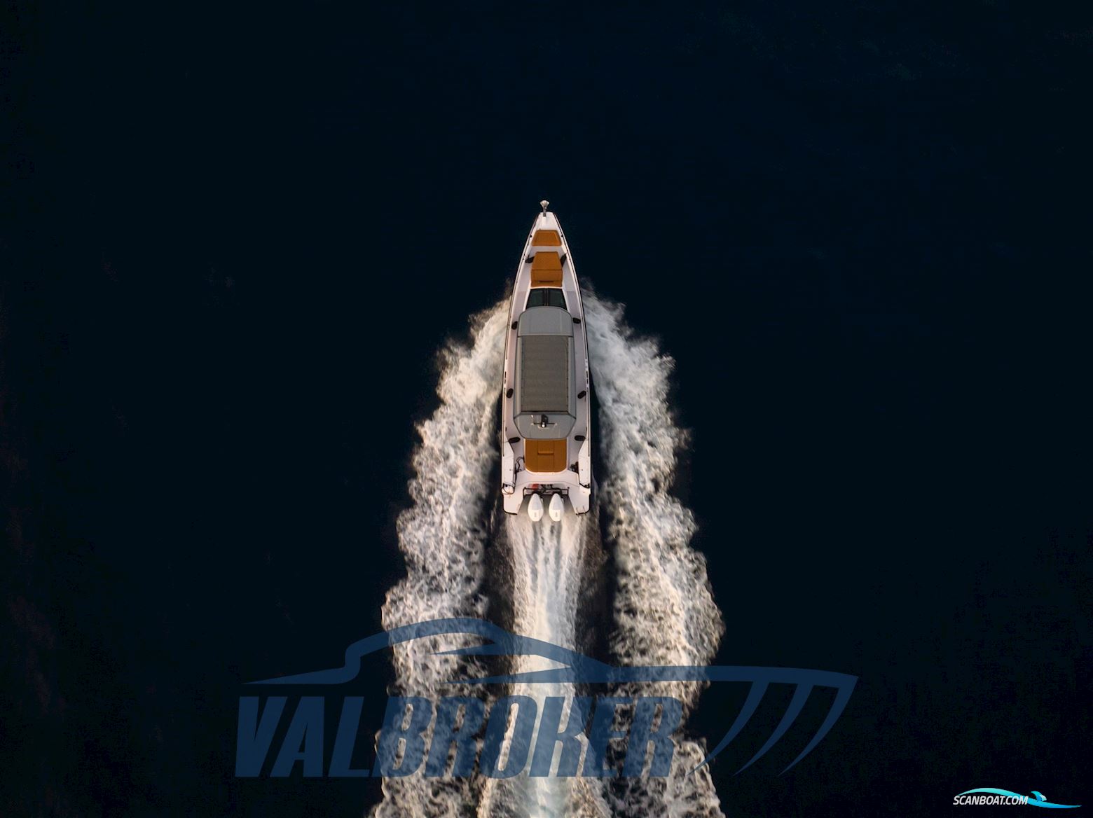 AXOPAR 37 XC Cross Cabin