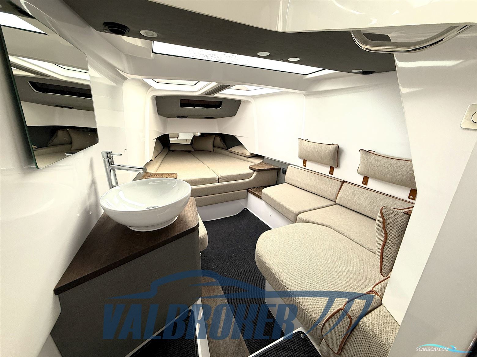 AXOPAR 37 XC Cross Cabin