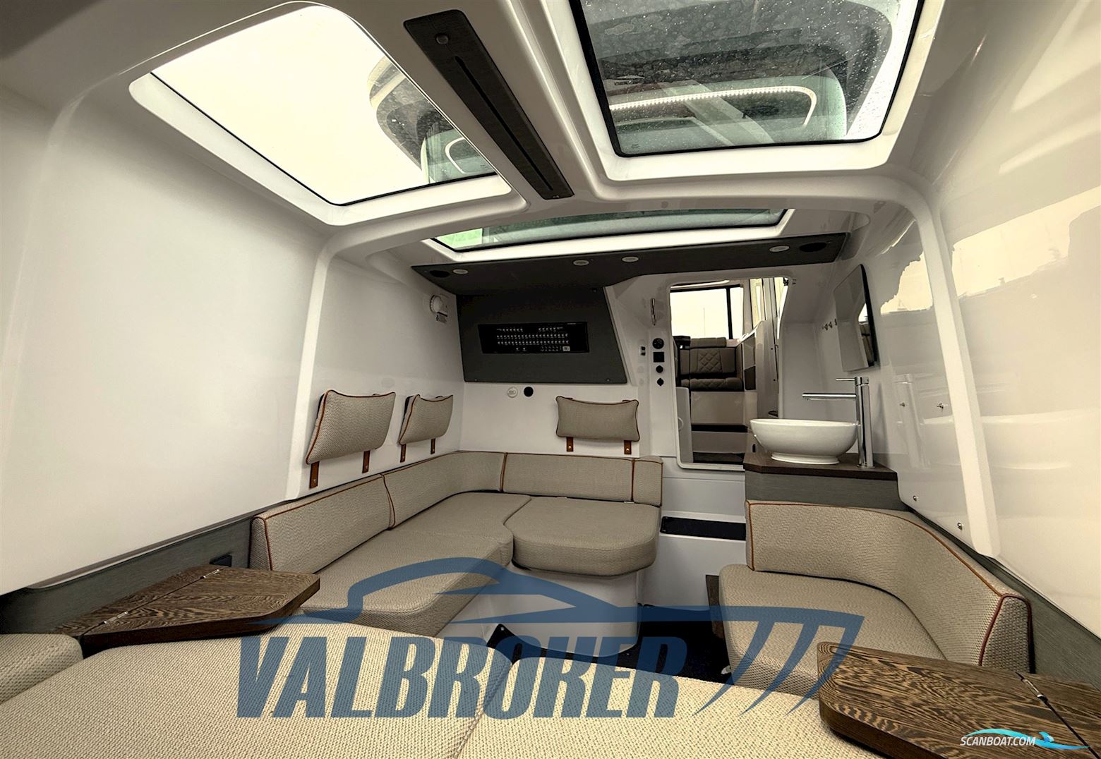 AXOPAR 37 XC Cross Cabin