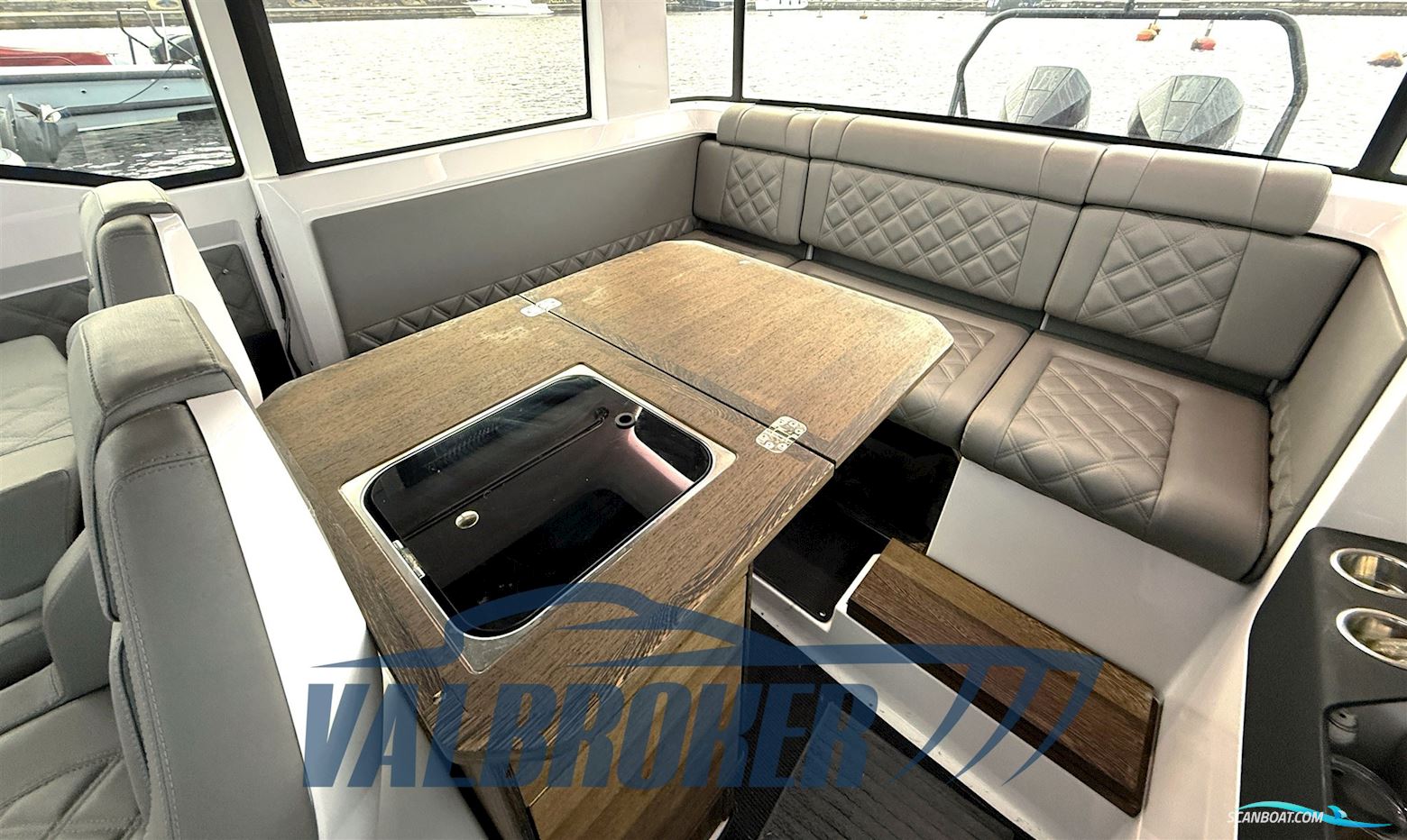 AXOPAR 37 XC Cross Cabin