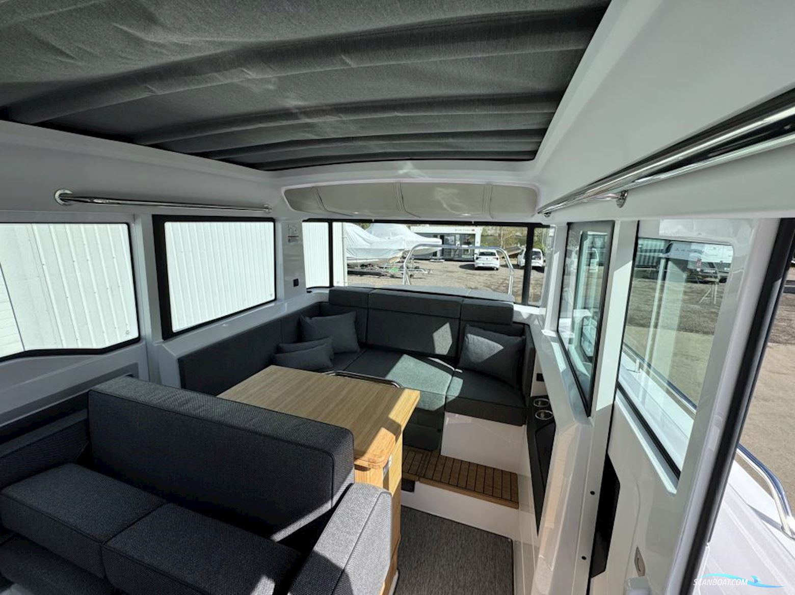 Axopar 37 XC Cross Cabin