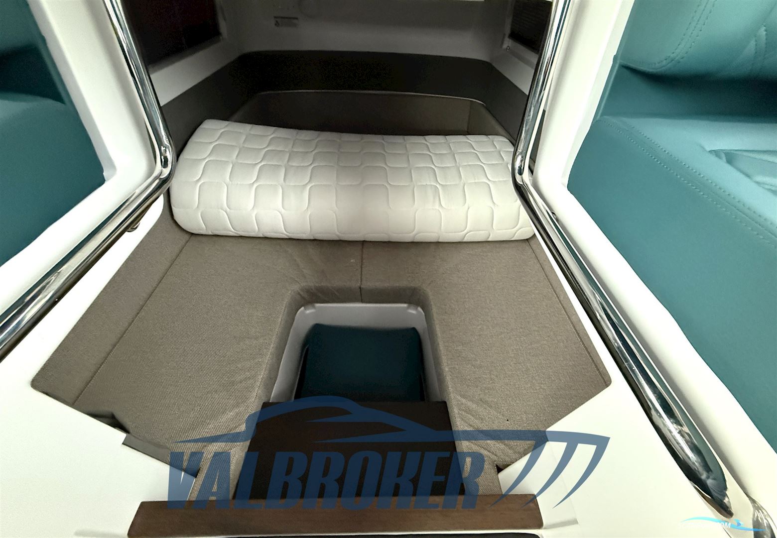Axopar 37 XC Cross Cabin