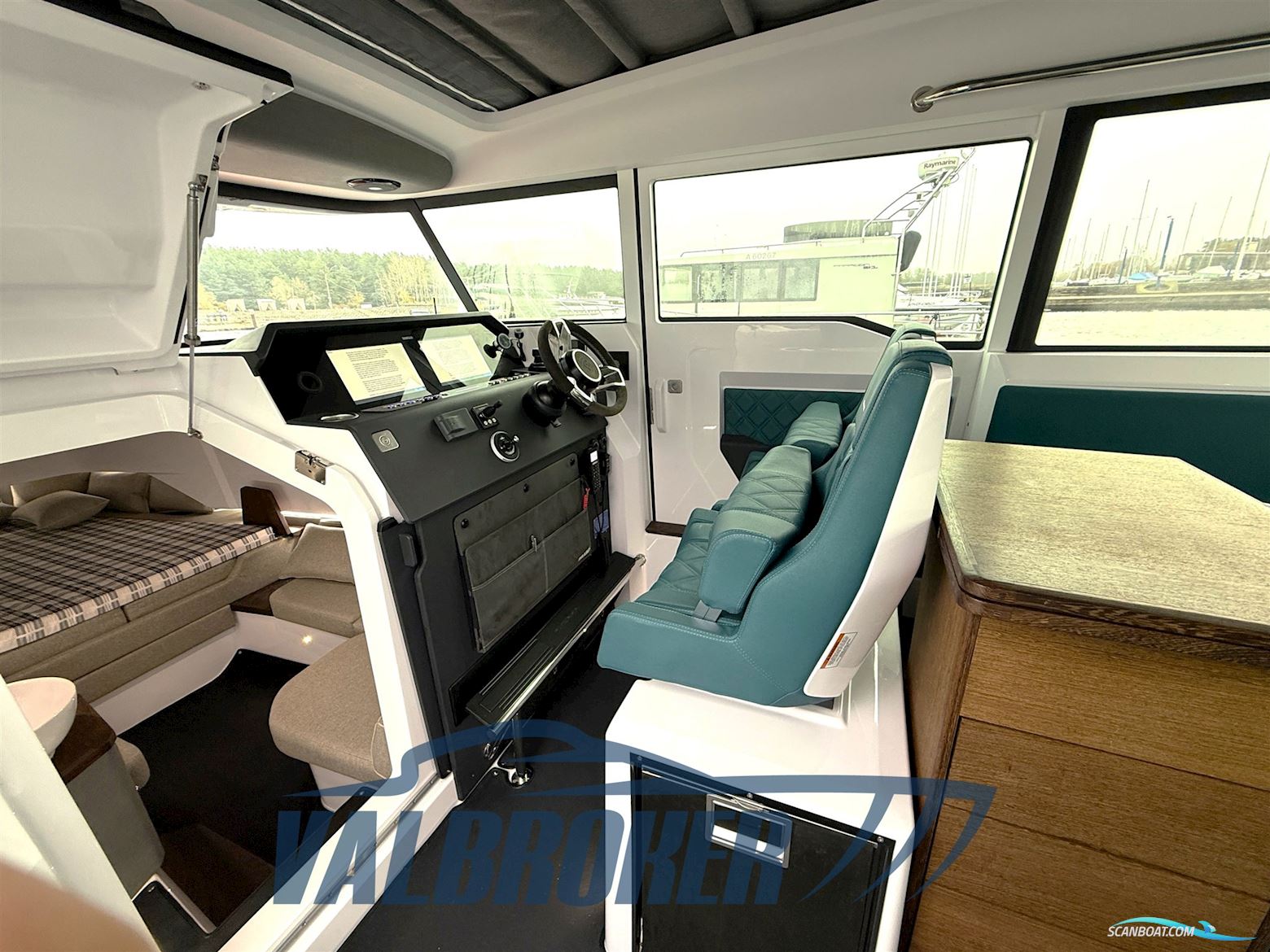 Axopar 37 XC Cross Cabin