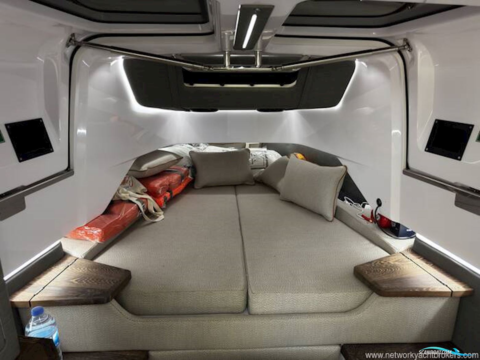 Axopar 37 XC Cross Cabin