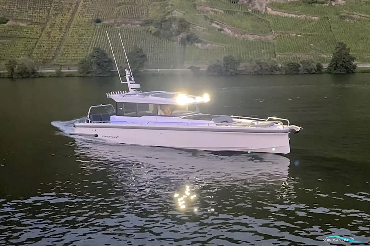 Axopar 37 XC Cross Cabin
