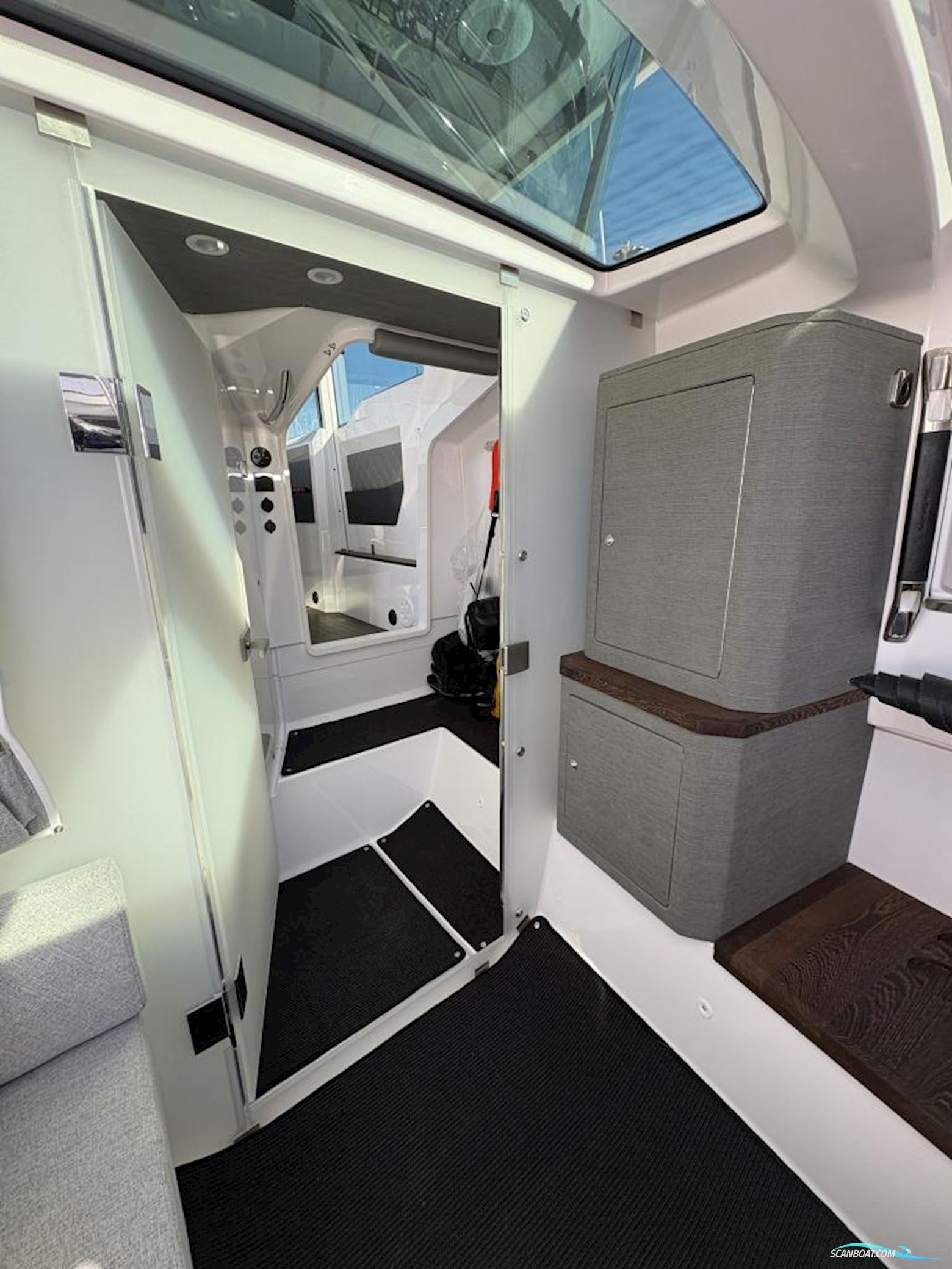 Axopar 37 XC Cross Cabin