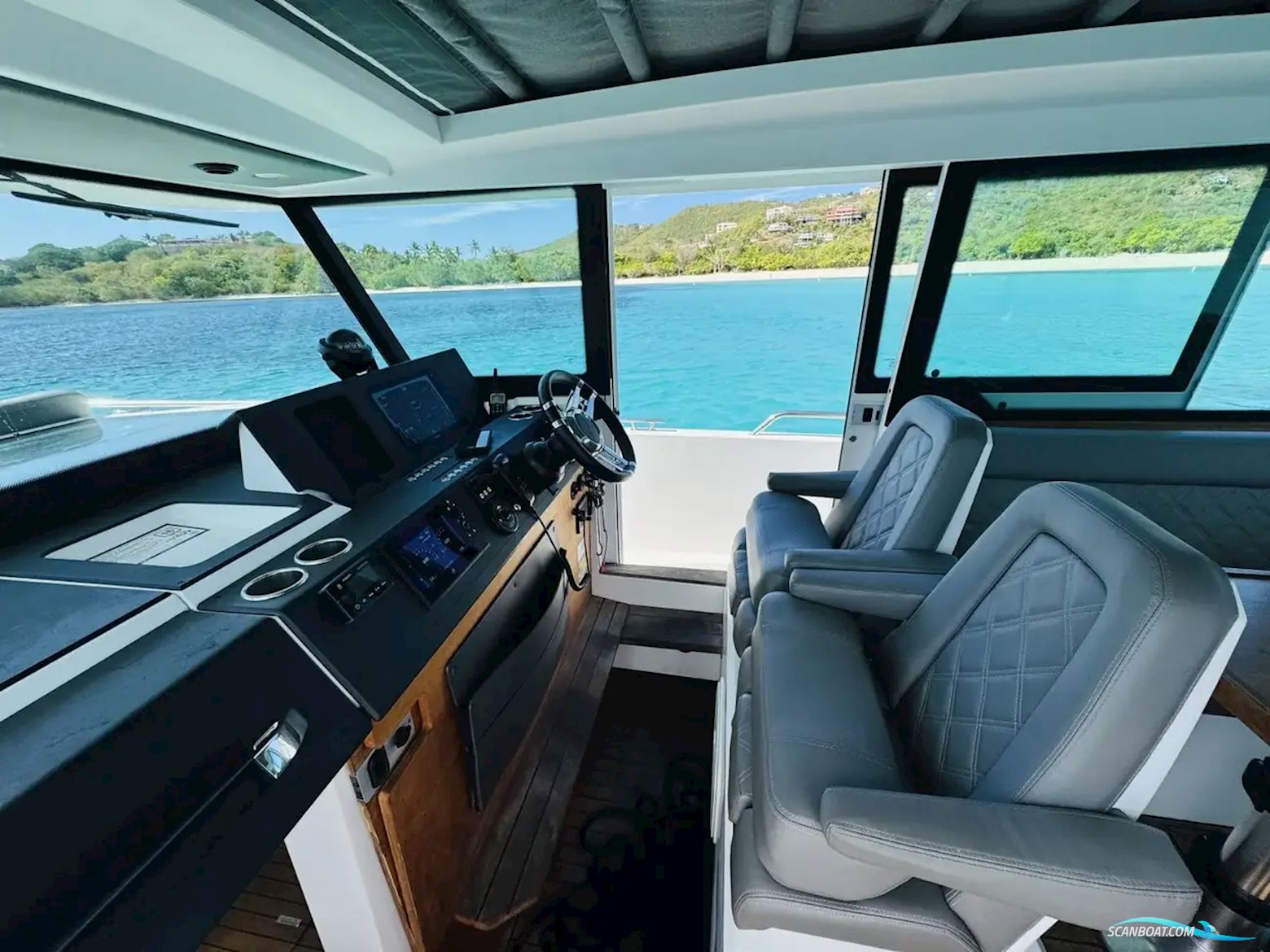 Axopar 37 XC Cross Cabin
