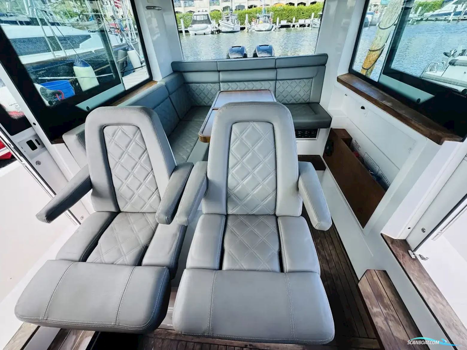 Axopar 37 XC Cross Cabin