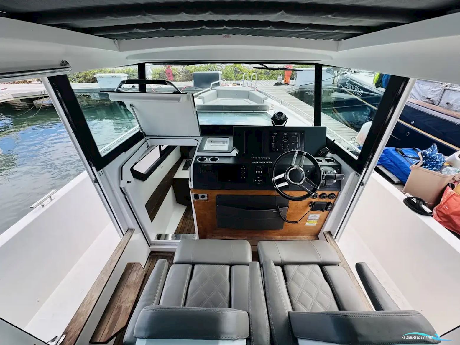Axopar 37 XC Cross Cabin