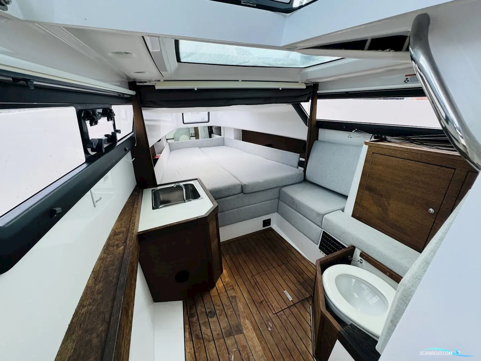 Axopar 37 XC Cross Cabin
