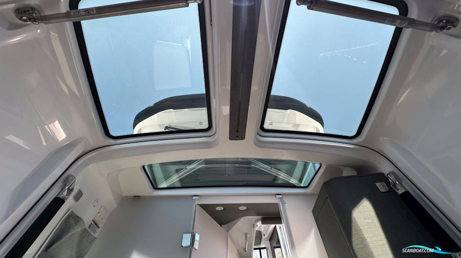 Axopar 37 XC Cross Cabin
