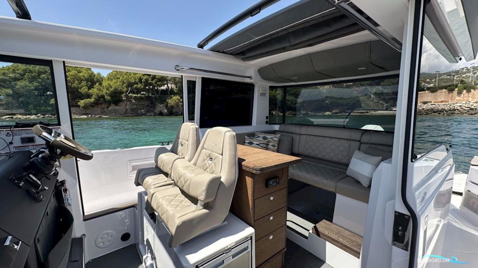 Axopar 37 XC Cross Cabin