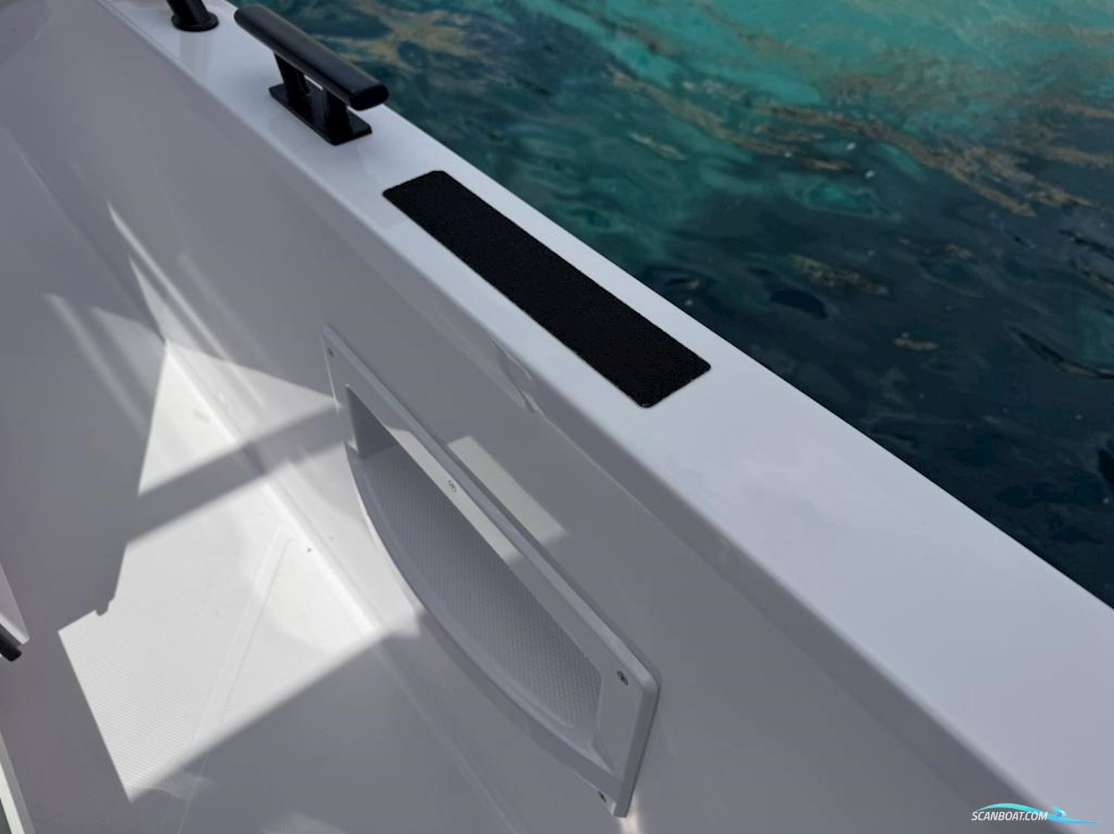 AXOPAR 37 XC Cross Cabin