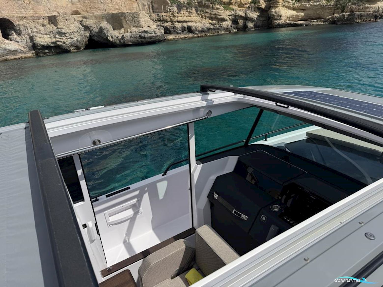 AXOPAR 37 XC Cross Cabin